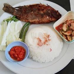 Nasi Lalapan Nila Goreng