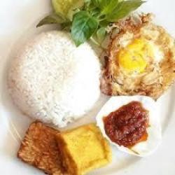 Nasi Lalapan Telor Tahu Tempe