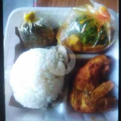 Nasi Paket Box,ayam Goreng Serundeng Gurih