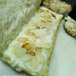 Roti Bakar Vanilla Almond