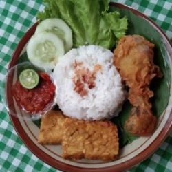 Nasi Uduk Ayam Lalapan Sambal Merah