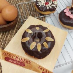 Donat Coklat Tabur Almond