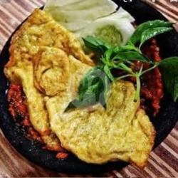 Nasi Penyetan Telor Ceplok Sambel Ureg Kemangi Tempe Remuk