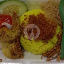 Nasi Kuning Sayap Goreng