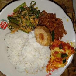 Nasi Rames Telur Ceplok Balado Teh Anget