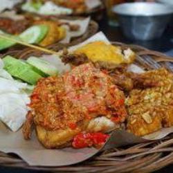 Nasi   Ayam Penyet Sambal Bawang  Tahu Tempe   Es Teh