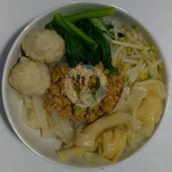 Kwetiau Ayam Bangka   Bakso Ayam   Pangsit