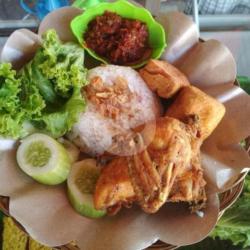 3 Pecel Ayam   Tahu   Tempe   Nutrisari / Teh Es