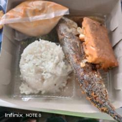 Nasi Ikan Telor Dadar Komplit