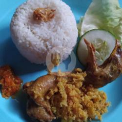 Paket Nasi Kepala Kremes   Lalapan   Es Teh / Teh Panas