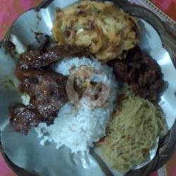 Nasi Uduk Ayam Semur Bakwan