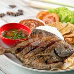 Ikan Bawal Laut Goreng