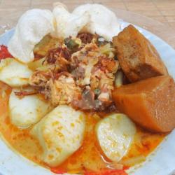 Lontong Sayur Semur Tahu Kentang.