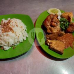 Ayam, Tahu, Tempe, Nasi Uduk