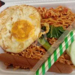 Mie Goyang Lidah Pedas Telor   Sosis  Teh Es