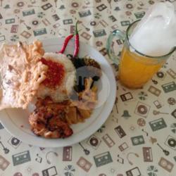 Nasi Ayambakar,es Nutrisari,krupuk/peyek