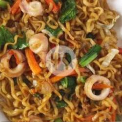 Mie Goreng Seafood (telor,udang,cumi,bakso Ikan)