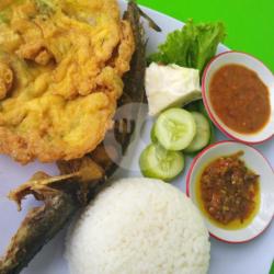 Nasi Putih   Pecel Lele   Telur Dadar