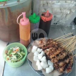 Sate Kulit Ayam. . Lontong