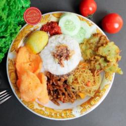 Nasi Uduk Kumplit Gorengan Bakwan