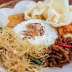 Nasi Uduk ( Orek   Bihun   Sambal)