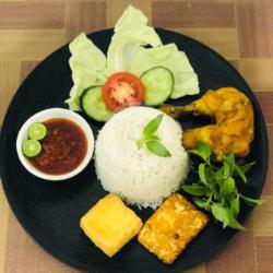 Lalapan Ayam Goreng Dada/paha  Nasi Tahu Tempe Sambal Matang