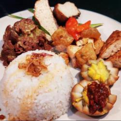 Nasi Gudeg Krecek Telor Pindang Tahu Tempe Bacem