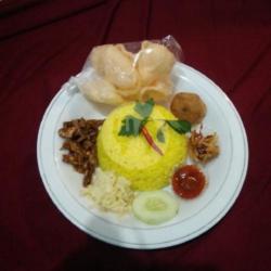 Nasi Kuning Original(tempe Kering,perkedel,telor Dadar Irisan,klengkam,sambel,timun  Krupuk.