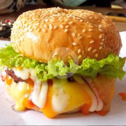 Beef Burger Saus Keju