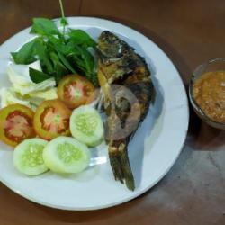 Pecel Ikan Mas Goreng