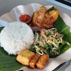 Nasi Uduk   Ayam Goreng Urap