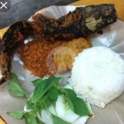 Pecel Lele Lengkap,   Lalapan Tahu Tempe