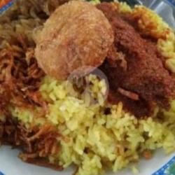 Nasi Kuning Ayam Rendang Komplit Pake Kertas Bungkus