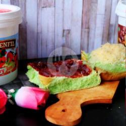 Roti Kuro Strawberry Goldenfil