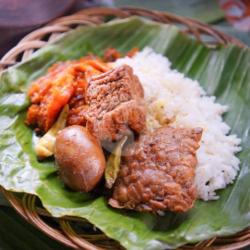 Nasi Gudeg Krecek Tahu, Tempe, Dan Telor Bacem