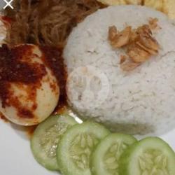 Nasi Uduk Telur Bulat