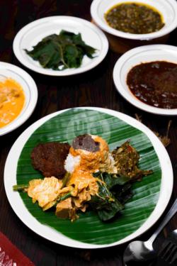 Nasi Rames Ayam Rendang