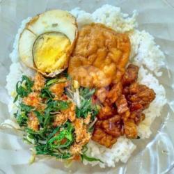 Nasi Urap Telor Bulat