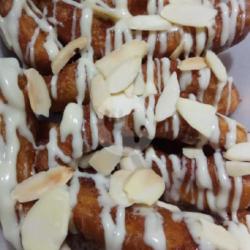 Pisang White Choco   Almond