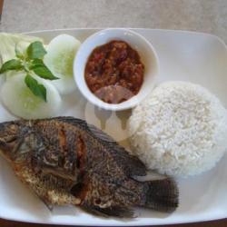 Mujaer Penyet   Nasi Uduk   Sambal   Lalapan