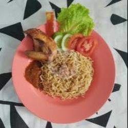 Indomie Ayam Goreng Sambal Dan Lalapan ( Free Tahu Tempe Goreng)