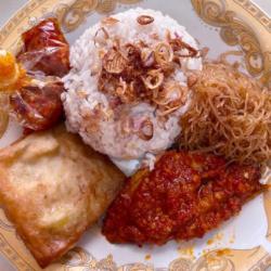 Nasi.uduk ,bihun,ikan. Cue Tongkol Balado, Gorengan