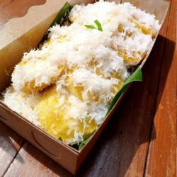 Pisang Kepok Rebus Kelapa Parut Susu