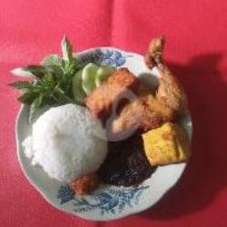 Nasi Ayam Bumbu Hitam Tahu Tempe Lalapan Sambal