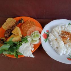 Ati Ampla Tahu Tempe   Nasi Uduk