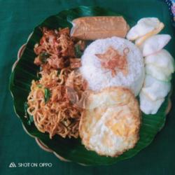 Nasi Uduk Bihun,tempe Orek, Sambal  Telur Ceplok,krupuk