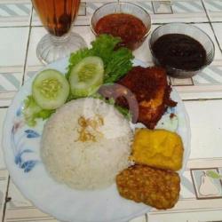 Paket Family 4ayam Goreng   4 Nasi   Pala Ayam 4potong   Ceker 8potong   Tahu 4potong Tempe 4potong Es/panas Teh Manis 4