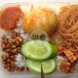 Nasi Uduk Telur Iris