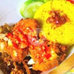 Nasi Kuning Ayam Geprek Sambel Bawang Perkedel Telor Ceplok/dadar Pke Kotak