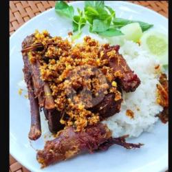 Nasi Bebek Sayap Bumbu Hitam Sambel Ijo